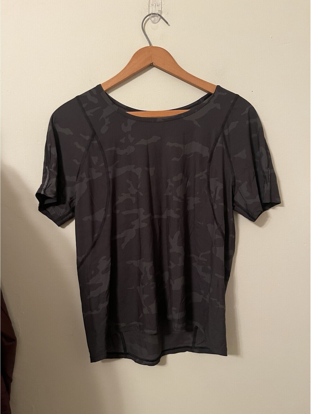 Lululemon Outrun the Heat Short Sleeve Tee Incognito Camo Multi Gator Green 6- 8